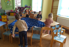 stavba domečku pro prasátka