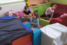 stavba domečku pro prasátka