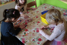 V Manipule: Navlékání korálků