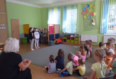 Školáci přišli zahrát divadlo do školky