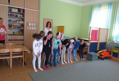 Žáci si pro školkáčky pohádku hezky připravili