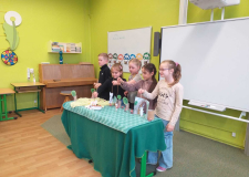 Divadlo: Žáci hrají dětem ze školky