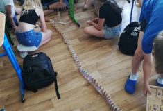 Stavíme domino přes celou třídu