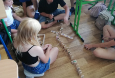 Stavíme domino přes celou třídu