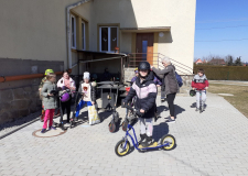 Hodina tělocviku u 4. a 5. ročníku: koloběžky