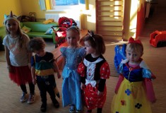 Jednorožec, červík, Popelka, Minie a Sněhurka