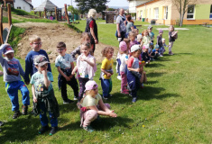 Sledujeme instalaci houpačky na zahradu