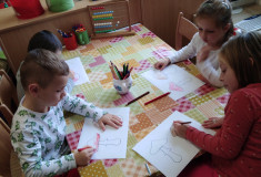 Kreslíme a vybarvujeme v centru knihy a písmena