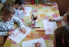 Kreslíme a vybarvujeme v centru knihy a písmena
