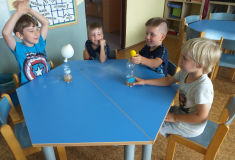 Potom na láhev navlékneme balónek