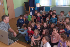 Ornitolog pan Lang seznamuje děti s ptáčky