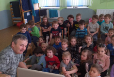 Ornitolog pan Lang seznamuje děti s ptáčky