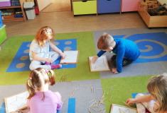 V centru Kostky, stavebnice a doprava skládáme tvar hvězdy ze špejlí
