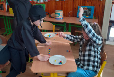 Navlékání korálků
